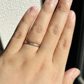 【俄(にわか)の口コミ】 結婚指輪なので普段のカジュアルなスタイルにも合う指輪が良いと思い、こ…