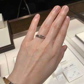 【俄(にわか)の口コミ】 ウェーブで派手すぎないけれども、ダイヤが散りばめられている結婚指輪と…