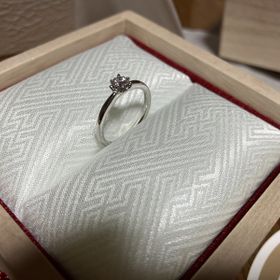 【TOMOE(トモエ)の口コミ】 ソリティアのシンプルなフレームに桜の形をしたダイヤモンドが輝いている…