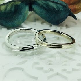 【Antille(アンティール)の口コミ】 流動的でシンプルなデザインで作っていただきました。また、ダイヤの数や…