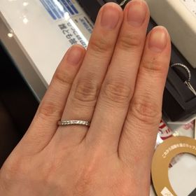 【JEWELRY  KAMATA(ジュエリーかまた)の口コミ】 緩やかなS字カーブなので、女性らしさがあります。また、指の太さが気にな…