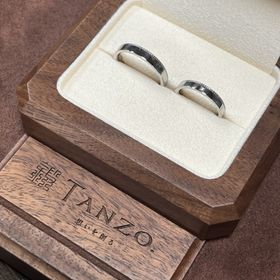 【TANZO.(鍛造指輪)の口コミ】 平打ベースにあえて片側のみひし形のキボシ加工をしました。
鍛造製法で他…