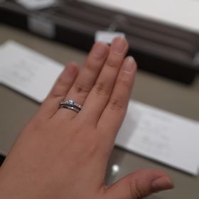 【アイプリモ(I-PRIMO)の口コミ】 ダイヤモンドが少しついているためゴージャスに見えます。
指輪を少し回す…