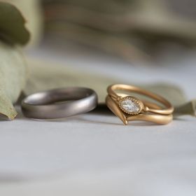 【Cayof(カヨフ)の口コミ】 2人の普段の服装に合わせ、表面加工のみマットで揃え、形、色、太さはそれ…