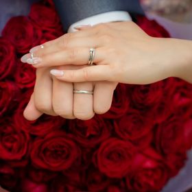 【ティファニー(Tiffany & Co.)の口コミ】 婚約指輪には大きなダイヤモンドがついていてキラキラと豪華です。
結婚指…