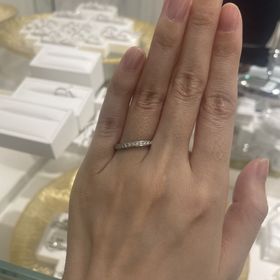 【EYE JEWELRY UMAKI(アイジュエリー ウマキ)の口コミ】 ダイヤ付きの結婚指輪を探しており、こちらを試着させていただきました。…