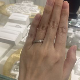 【EYE JEWELRY UMAKI(アイジュエリー ウマキ)】の口コミ ダイヤ付きの結婚指輪を探しており、こちらを試着させていただきました。エ...