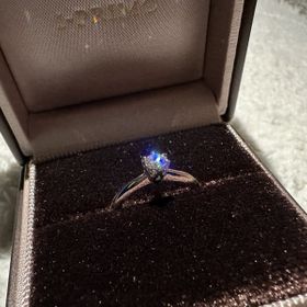 【アイプリモ(I-PRIMO)の口コミ】 枠に遊びがなく、メインのダイヤを邪魔しない枠のデザインにしたが、とて…