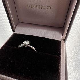 【アイプリモ(I-PRIMO)の口コミ】 中央に一石と左右にウェーブを描きながら付いている石が特徴的です。結婚…