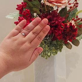 【AMATSU(アマツ)の口コミ】 ゴールドでクラシカルな婚約指輪を探していました。
まずデザインがとても…