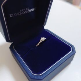 【銀座ダイヤモンドシライシの口コミ】 細めのデザインで、結婚指輪との重ね付けもしやすいです。左右の小さなダ…