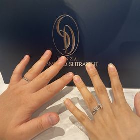 【銀座ダイヤモンドシライシの口コミ】 結婚指輪はシンプルなシルバーのイメージだったが、ねじれているようなデ…