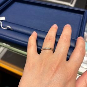 【銀座ダイヤモンドシライシの口コミ】 ストレートの形で、斜めにダイヤが入っているデザインを探していました。…