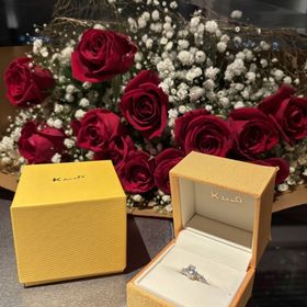 【ケイウノ ブライダル(K.UNO BRIDAL)の口コミ】 オーバルのダイヤモンドを中心に、大小異なるサイズのダイヤモンドを並べ…