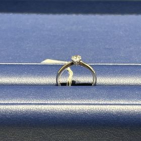 【銀座ダイヤモンドシライシの口コミ】 婚約指輪はシンプルなデザインとなります。
6足の台座で横からもダイヤモ…