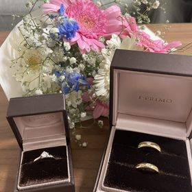 【アイプリモ(I-PRIMO)の口コミ】 太めのデザインで、肌馴染みのいいゴールドに惹かれました。婚約指輪はシ…