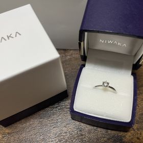 【俄(にわか)の口コミ】 デザインがシンプルながらに華やかでした。特別な日にこそ付けたくなりま…