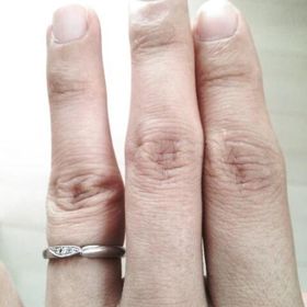 【銀座ダイヤモンドシライシの口コミ】 結婚指輪にもダイヤが入っているのを希望していましたので、程よくダイヤ…