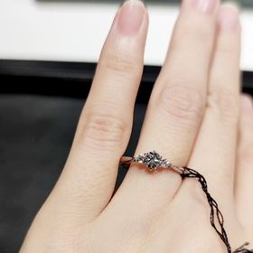 【ラザール ダイヤモンド(LAZARE DIAMOND)の口コミ】 ダイヤが3連のデザインをメインで探していてご紹介いただきました。横から…