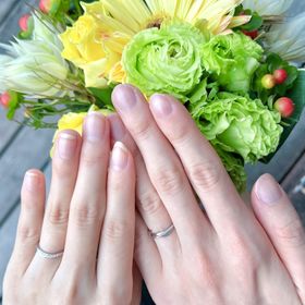 【ケイウノ ブライダル(K.UNO BRIDAL)の口コミ】 夫の指輪は既製品のものを。
私の指輪は婚約指輪をつけた時に馴染むように…