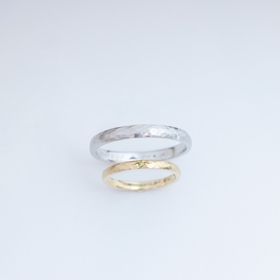 【ジュエリー工房 YAMAMOTOの口コミ】 僕の指輪
素材:プラチナ 号数26号
表面を鎚目調に加工していただきました…