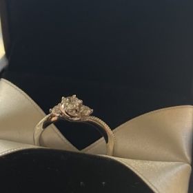 【エクセルコダイヤモンド(EXELCO DIAMOND)の口コミ】 上から見ると、メレダイヤのおかげでダイヤが一際大きく見えるミル打ちが…