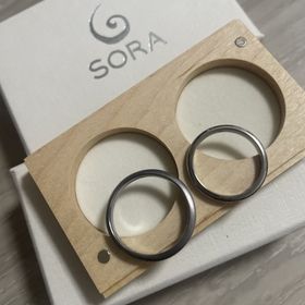 【SORA(ソラ)の口コミ】 素材がチタンとタンタルで、
チタンは、シルバーに近い明るみで、指にはめ…