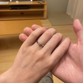 【アイプリモ(I-PRIMO)の口コミ】 リングは太めです。程よくウェーブがあります。ダイヤが埋め込みではなく…