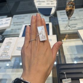 【I's stone(アイズストーン)の口コミ】 柔らかいデザインで指輪嫌いに見せてくれます。また、ダイヤモンドも細い…