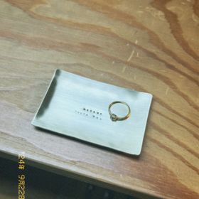 【atelier plow(アトリエプラウ)の口コミ】 婚約指輪すぎると数回しかはめる機会がないイメージだが、指輪が個性的で…