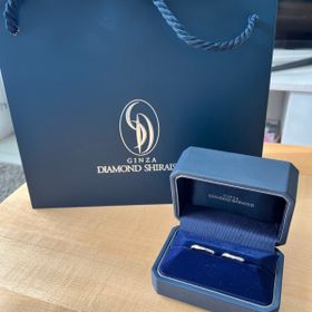 【銀座ダイヤモンドシライシの口コミ】 シンプルかつ高級感のある指輪にしました。
ストレートではなく、V字にす…