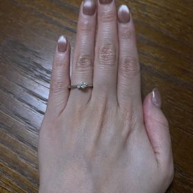 【GALA JEWELRY(ガラジュエリー)の口コミ】 デザインは大粒のダイヤの左右に小さなダイヤが置いてあるシンプルかつエ…