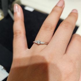 【TRECENTI(トレセンテ)の口コミ】 指輪のVのラインが可愛くて試着させてもらいました。ラインが繊細であり、…