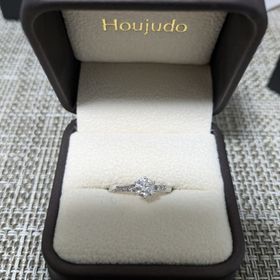 【宝寿堂(ほうじゅどう)の口コミ】 斜めにメレが控えめに入っているデザインが可愛くて気に入りました。デザ…