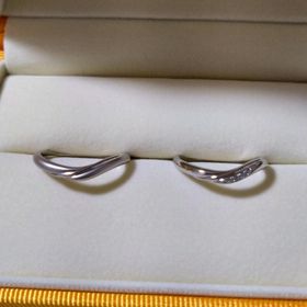 【ケイウノ ブライダル(K.UNO BRIDAL)の口コミ】 見た目の美しさもさることながら、身につけた際に指が長く見えること、つ…