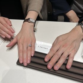 【アイプリモ(I-PRIMO)の口コミ】 ダイヤの周りを小さいダイヤが囲うようなとても華やかなデザインでした。
…