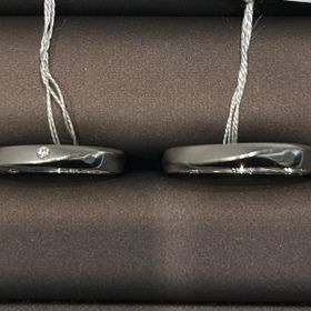 【アイプリモ(I-PRIMO)の口コミ】 デザインの珍しさに一目惚れしました！ストレートラインの指輪ですが、ウ…