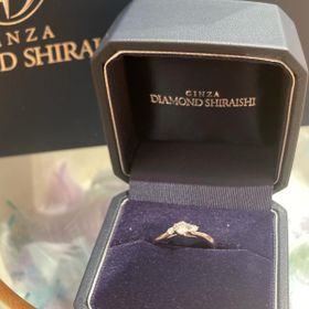 【銀座ダイヤモンドシライシの口コミ】 少しだけメレダイヤが付いているデザインで、サイドから見ても台座のデザ…