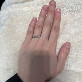 【銀座ダイヤモンドシライシの口コミ】 シンプルなウェーブデザインの中にメレダイヤが5個デザインされていて、す…