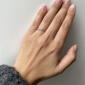 【izumoKANOURINGの口コミ】 デザインは指が綺麗に見えるようなくびれのあるデザインで、指の太さが気…