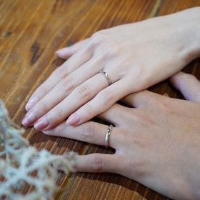 【THREE TREES(スリーツリーズ)の口コミ】 指輪のベースの色を3色の中から選べるのですが、今回ピンクゴールドとプラ…