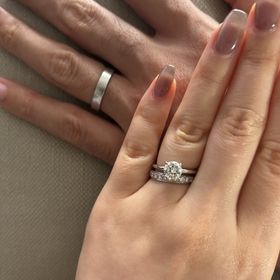 【GALA JEWELRY(ガラジュエリー)の口コミ】 普段からジュエリーが好きで着け慣れています。20代前半なら0.3ct前後で十…