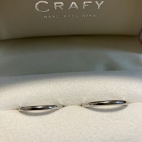 【CRAFY(クラフィ)の口コミ】 同じダイアモンドを二つに分けたというところが素敵だなと思いました。
内…