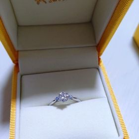 【ケイウノ ブライダル(K.UNO BRIDAL)の口コミ】 ダイヤモンドがとても大きく、見ているだけでうっとりするようなデザイン…