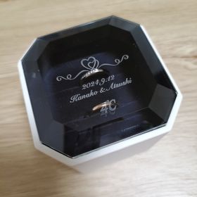 【4℃ BRIDAL(ヨンドシーブライダル)の口コミ】 シルバーとゴールドの2色入っているのが可愛い。斜めのラインが入っている…