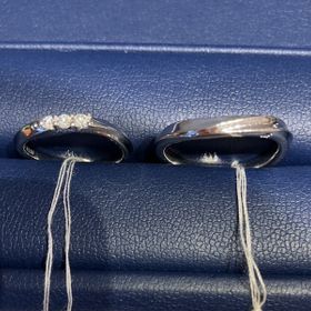 【銀座ダイヤモンドシライシの口コミ】 シンプルなウェーブラインのリングですが、3粒並んだダイヤが、よくあるラ…