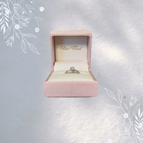 【Love Bond(ラブボンド)】の口コミ メインのダイヤの周りに細かいダイヤがついていて、キラキラして綺麗。ピン...