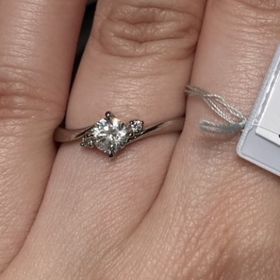 【アイプリモ(I-PRIMO)の口コミ】 ウェーブラインのエンゲージリングで探しており、こちらを試着しました。…