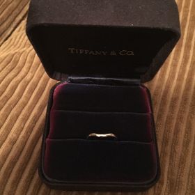 【ティファニー(Tiffany & Co.)の口コミ】 結婚指輪は毎日つけるものなので、シンプルなものを希望しておりました。
…