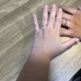 【GALA JEWELRY(ガラジュエリー)の口コミ】 指輪のおすすめポイントは、ウェーブがかかっているところにダイアが3個入…